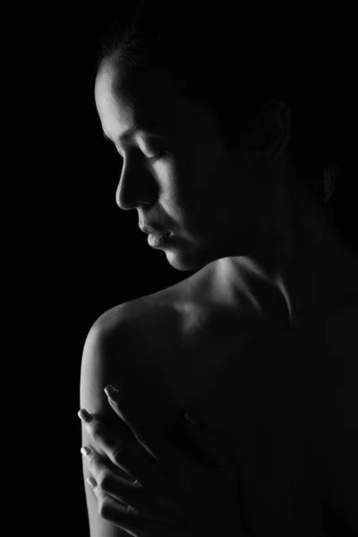 Belle asiatique seins nus femme sur fond noir monochrome — Photo