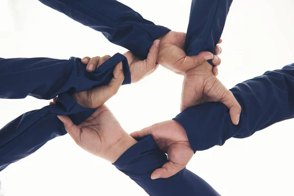 Em conjunto colaboram anel de mãos trabalho em equipe isolado em ba branco — Fotografia de Stock