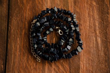 Kuru tahta. Kadın güzelliği için mücevherler.