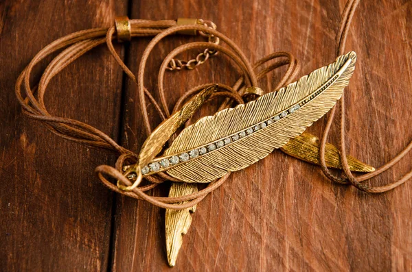 Deska z suchego drewna. Biżuteria dla kobiecej urody — Zdjęcie stockowe