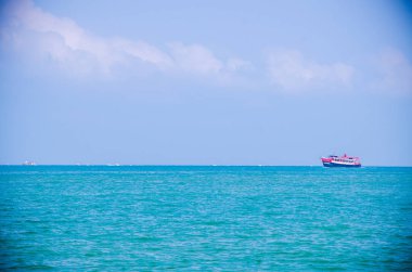 Kıyıdaki kayalarda okyanus dalgaları kırılıyor..