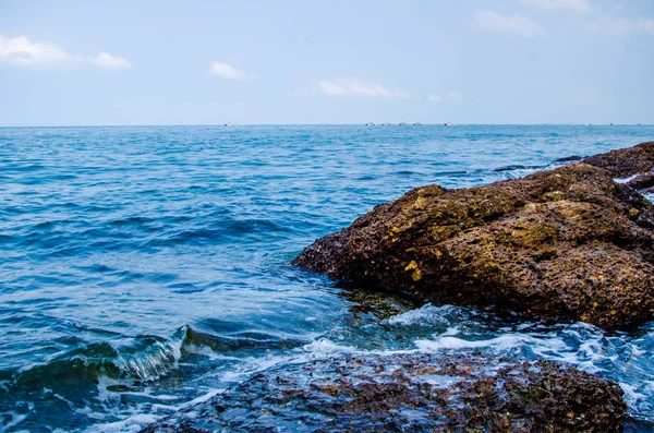 Las olas oceánicas que rompen en las rocas de la costa. —  Fotos de Stock