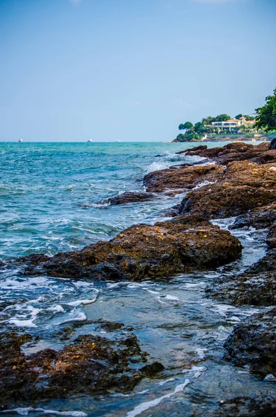 Onde oceaniche che si infrangono sulle rocce sulla riva. — Foto Stock