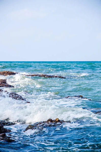 Las olas oceánicas que rompen en las rocas de la costa. —  Fotos de Stock