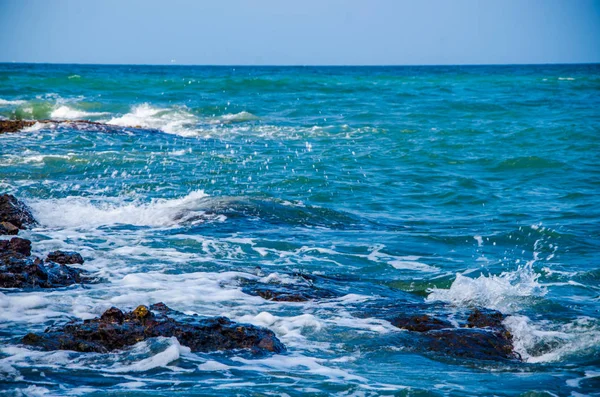 Ocean waves breaking on the rocks on the shore. — Stock Photo, Image