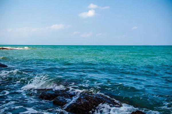 Las olas oceánicas que rompen en las rocas de la costa. —  Fotos de Stock