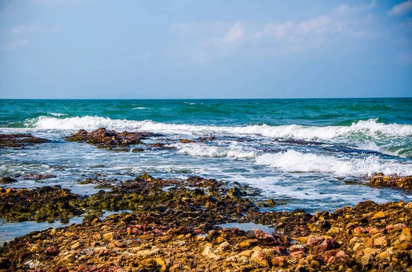 Las olas oceánicas que rompen en las rocas de la costa. —  Fotos de Stock