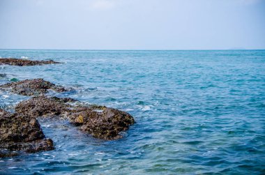 Kıyıdaki kayalarda okyanus dalgaları kırılıyor..