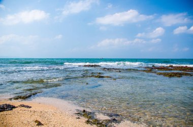 Kıyıdaki kayalarda okyanus dalgaları kırılıyor..