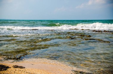 Kıyıdaki kayalarda okyanus dalgaları kırılıyor..