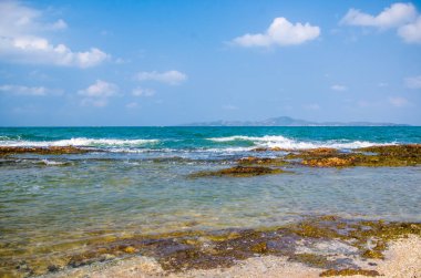 Kıyıdaki kayalarda okyanus dalgaları kırılıyor..