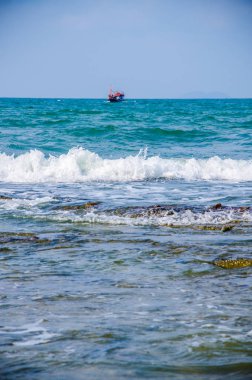 Kıyıdaki kayalarda okyanus dalgaları kırılıyor..