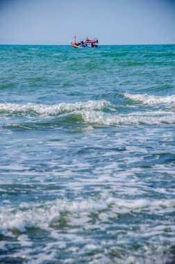 Kıyıdaki kayalarda okyanus dalgaları kırılıyor..