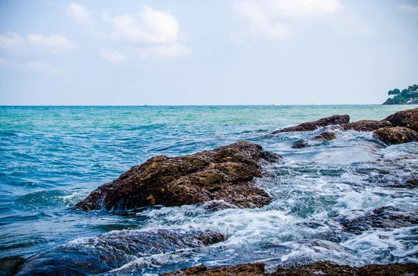 Las olas oceánicas que rompen en las rocas de la costa. —  Fotos de Stock