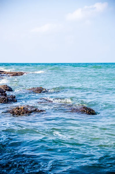 Ondas oceânicas quebrando sobre as rochas na costa. — Fotografia de Stock