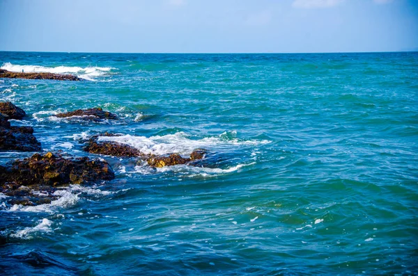 Las olas oceánicas que rompen en las rocas de la costa. — Foto de Stock