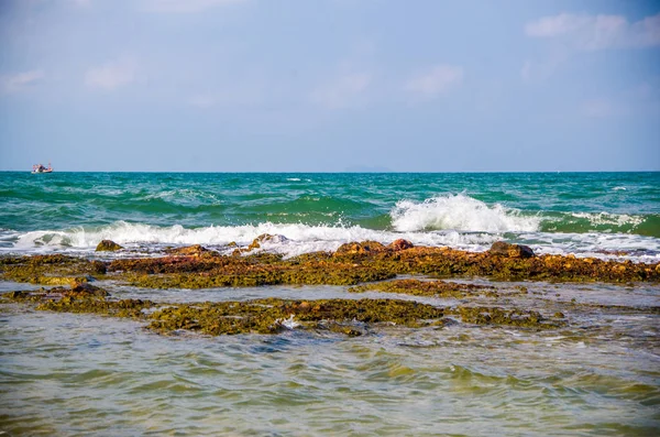 Las olas oceánicas que rompen en las rocas de la costa. —  Fotos de Stock