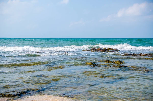 Ondas oceânicas quebrando sobre as rochas na costa. — Fotografia de Stock