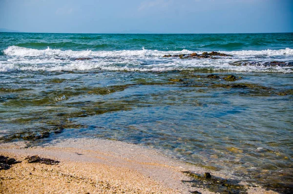 Las olas oceánicas que rompen en las rocas de la costa. —  Fotos de Stock