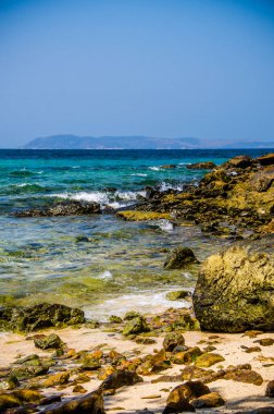 Kıyıdaki kayalarda okyanus dalgaları kırılıyor..