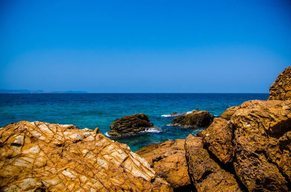 Las olas oceánicas que rompen en las rocas de la costa. —  Fotos de Stock