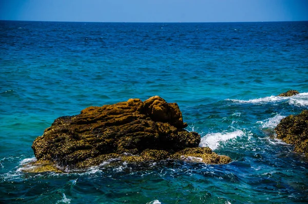 Las olas oceánicas que rompen en las rocas de la costa. — Foto de Stock