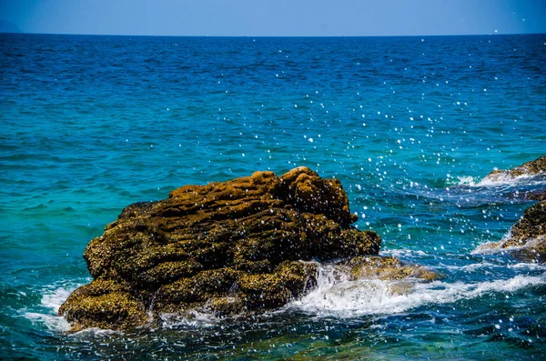 Las olas oceánicas que rompen en las rocas de la costa. — Foto de Stock