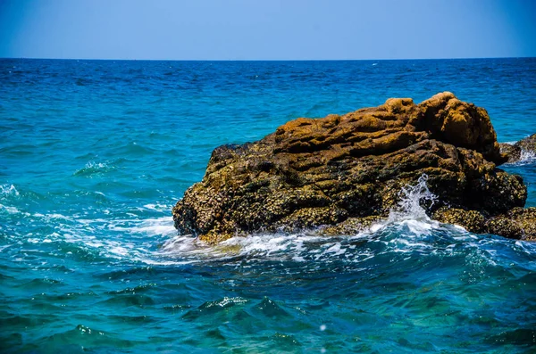 Las olas oceánicas que rompen en las rocas de la costa. — Foto de Stock