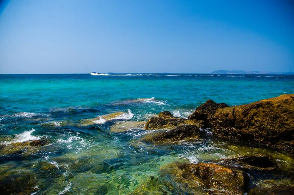 Las olas oceánicas que rompen en las rocas de la costa. — Foto de Stock