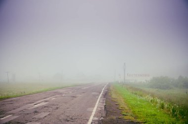 Yağmurdan sonra doğa. Kırsal toprak yol. sulu yeşiller