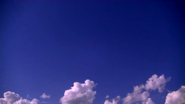 Nubes Cúmulos Flotan Través Del Cielo — Vídeos de Stock