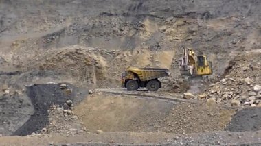 Hidrolik kazıcı BelAZ 'ye kaya yüklüyor.