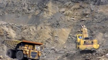 Hidrolik kazıcı BelAZ 'ye kaya yüklüyor.