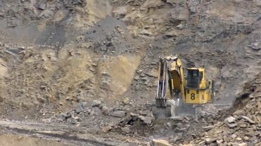 Hidrolik kazıcı BelAZ 'ye kaya yüklüyor.