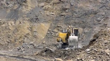 Hidrolik kazıcı BelAZ 'ye kaya yüklüyor.
