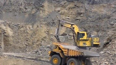 Hidrolik kazıcı BelAZ 'ye kaya yüklüyor.