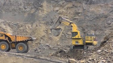 Hidrolik kazıcı BelAZ 'ye kaya yüklüyor.