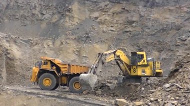 Hidrolik kazıcı BelAZ 'ye kaya yüklüyor.