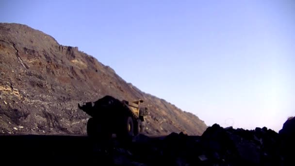 Taşlarla Dolu Büyük Bir Çöp Kamyonu Belaz Yoğun Sabah Sisi — Stok video