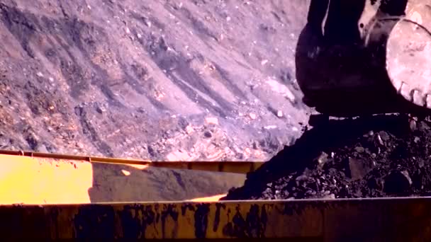 Hidrolik Kazıcı Belaz Kaya Yüklüyor — Stok video