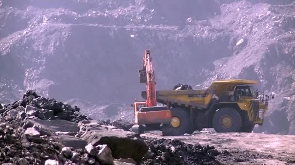油圧ショベルはBelazに岩を爆破ロード — ストック動画