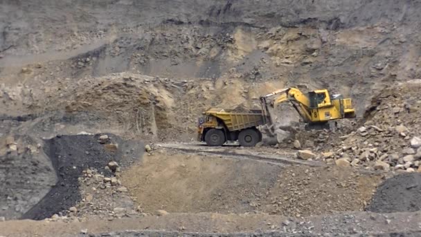 Escavadeira Hidráulica Carrega Rocha Jateada Para Belaz — Vídeo de Stock