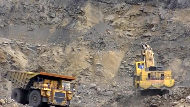 Ekskavator Hidrolik Beban Mengecam Batu Belaz — Stok Video