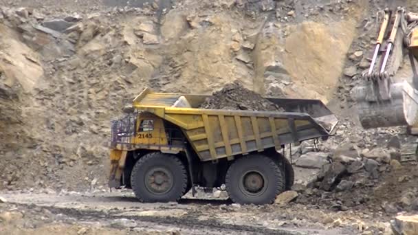 Excavadora Hidráulica Carga Roca Belaz — Vídeo de stock