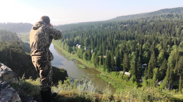 Człowiek Fotografuje Poranny Krajobraz Stojąc Szczycie Góry Przed Pięknym Widokiem — Wideo stockowe