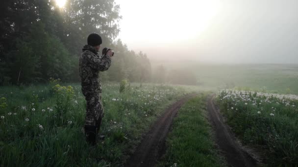 Ein Mann Fotografiert Den Morgennebel Warme Sommerlandschaft — Stockvideo