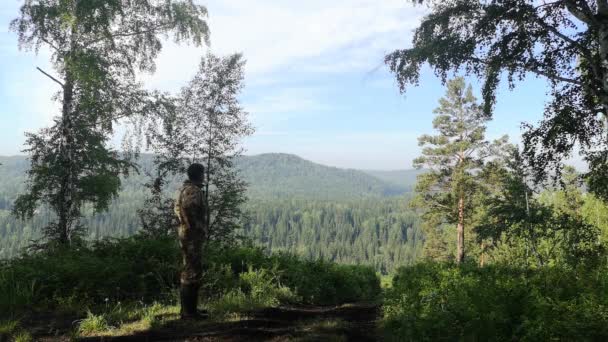 Ein Mann Wald Wandern Auf Dem Pfad Zugang Den Bergigen — Stockvideo