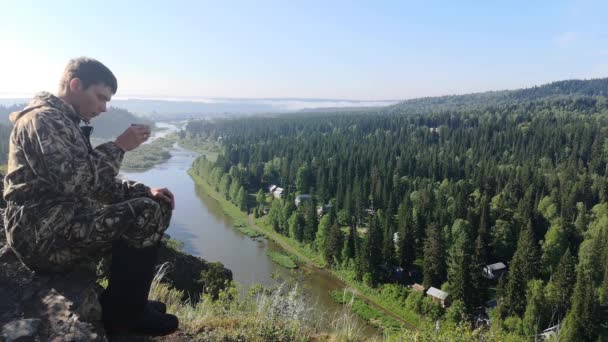 Ein Mann Trinkt Tee Auf Dem Gipfel Eines Berges Morgengrauen — Stockvideo