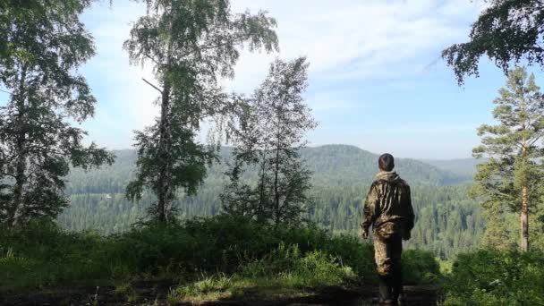 Ormanda Bir Adam Yol Boyunca Yürüyorum Kozalaklı Ağaçların Dağlık Tepelerine — Stok video