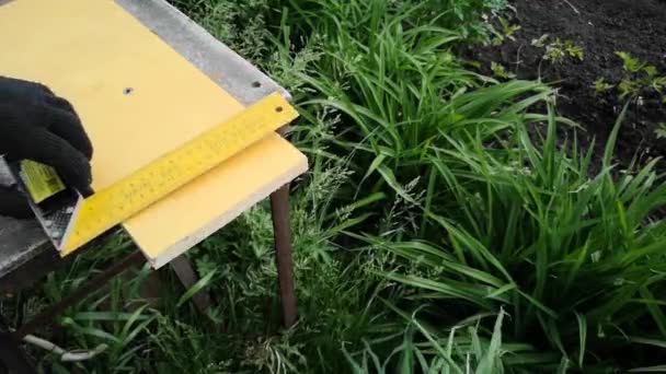 Com Lápis Desenhou Uma Linha Soberano Uma Tábua Madeira Mede — Vídeo de Stock